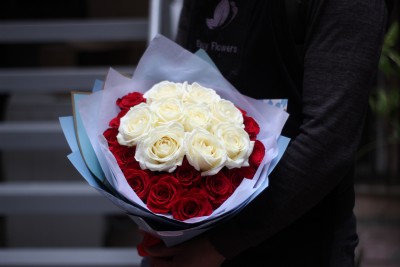 Букет из красных и белых роз 25 шт #R2021